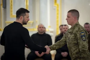 Зеленський вручив військовим і родичам загиблих зірки Героїв