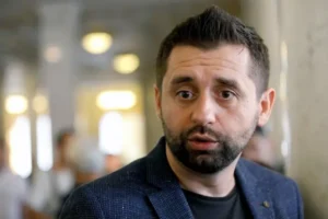 Арахамія стане доктором філософії? Експерти вже знайшли в дисертації депутата купу помилок, плагіат і сліди ШІ